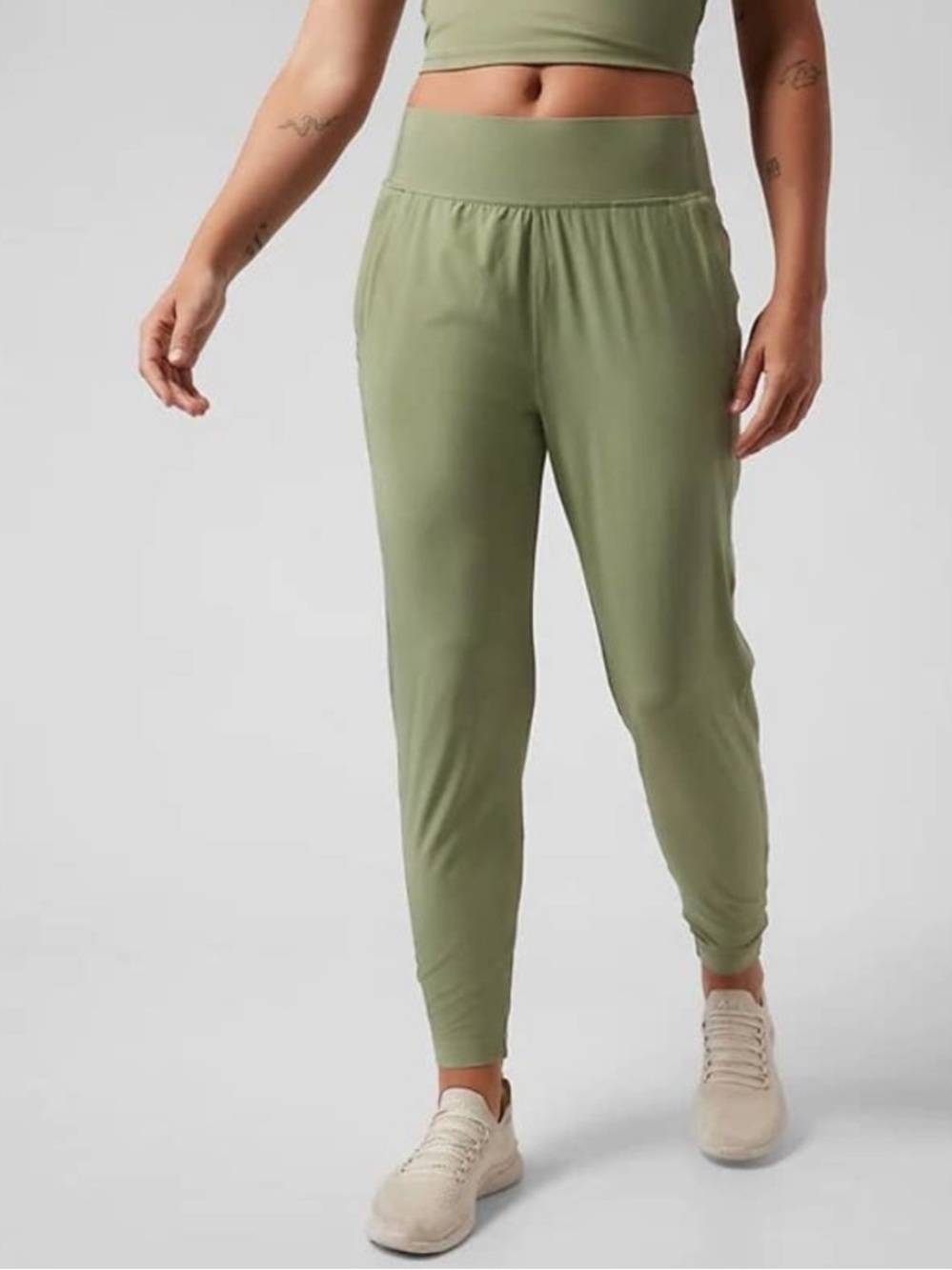 Athleta Run With It Pants Jogger Eucalyptus Olive Size M